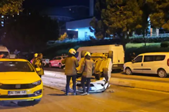 Bağcılar’da otomobil takla attı: Sürücü olay yerinden kaçtı