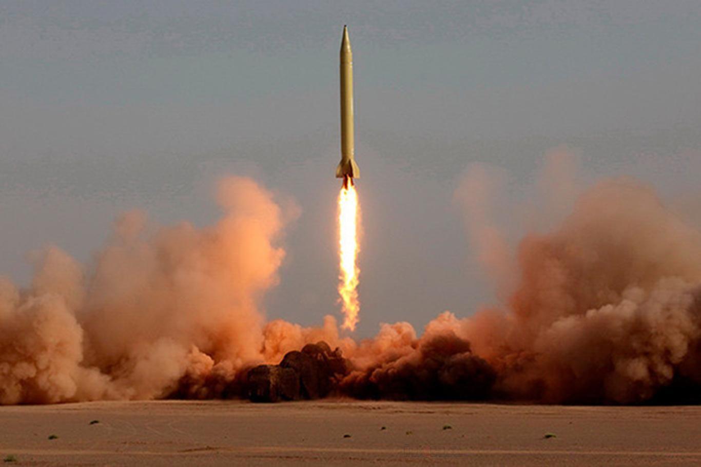 ایران: دو ناو جنگی آمریکا با موشک‌های بالستیک هدف قرار گرفتند