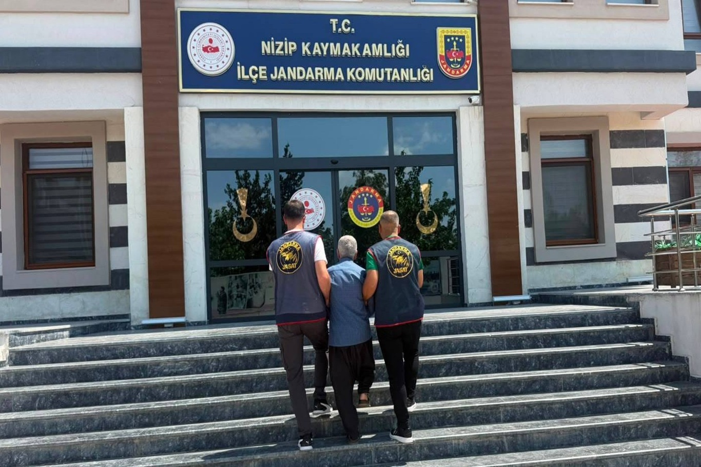 Gaziantep'te 10 yıl kesinleşmiş hapis cezasıyla aranan 2 şahıs yakalandı.