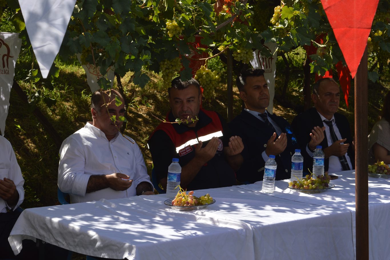 Siirt’te üzüm hasadı başladı: Üreticiler sulama ve fiyat sorununa dikkat çekti