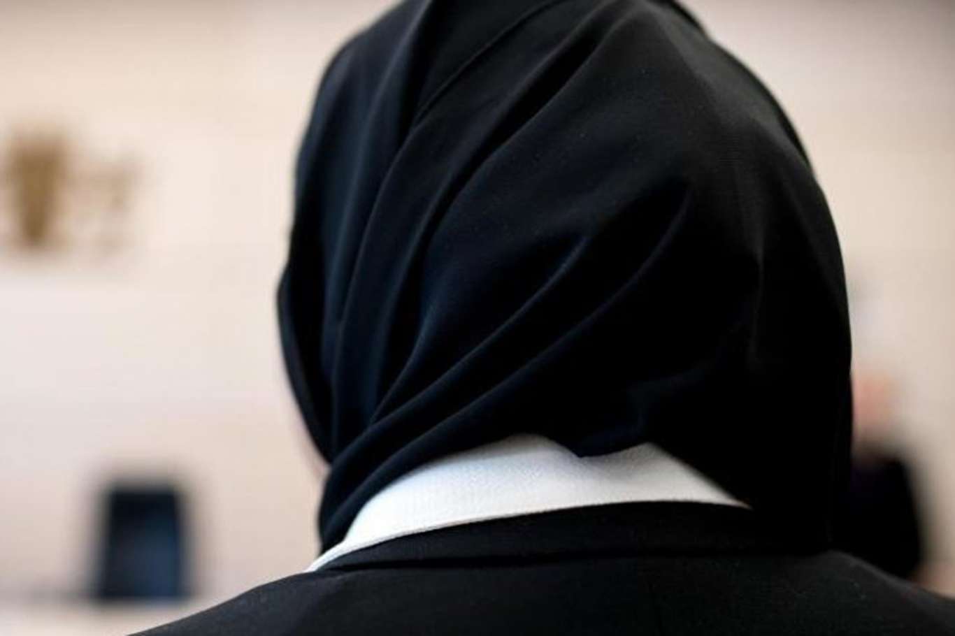 لە هیندستان رێگە نادرێت قوتابیەکان بە سەرپۆش بچنە زانکۆ