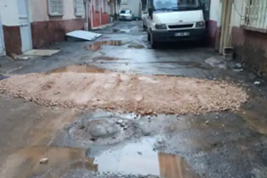 HÜDA PAR Nizip İlçe Başkanı Çakar'dan, yetkililere yoldaki çukurların onarılması çağrısı