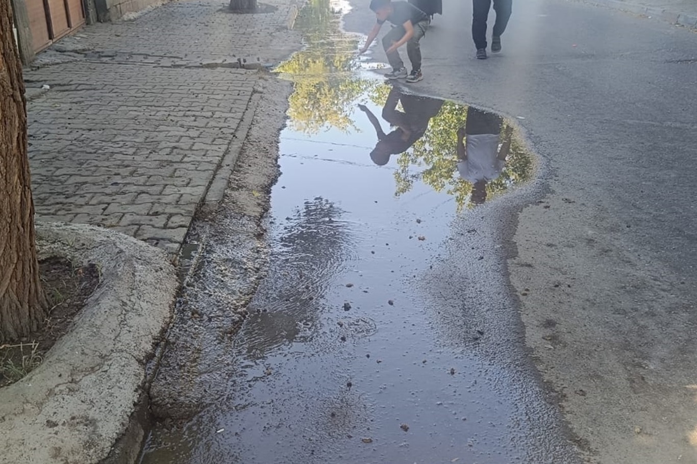 Su kaçağı haftalardır devam ediyor, mahalleli çözüm bekliyor