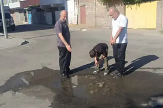 Su kaçağı haftalardır devam ediyor, mahalleli çözüm bekliyor