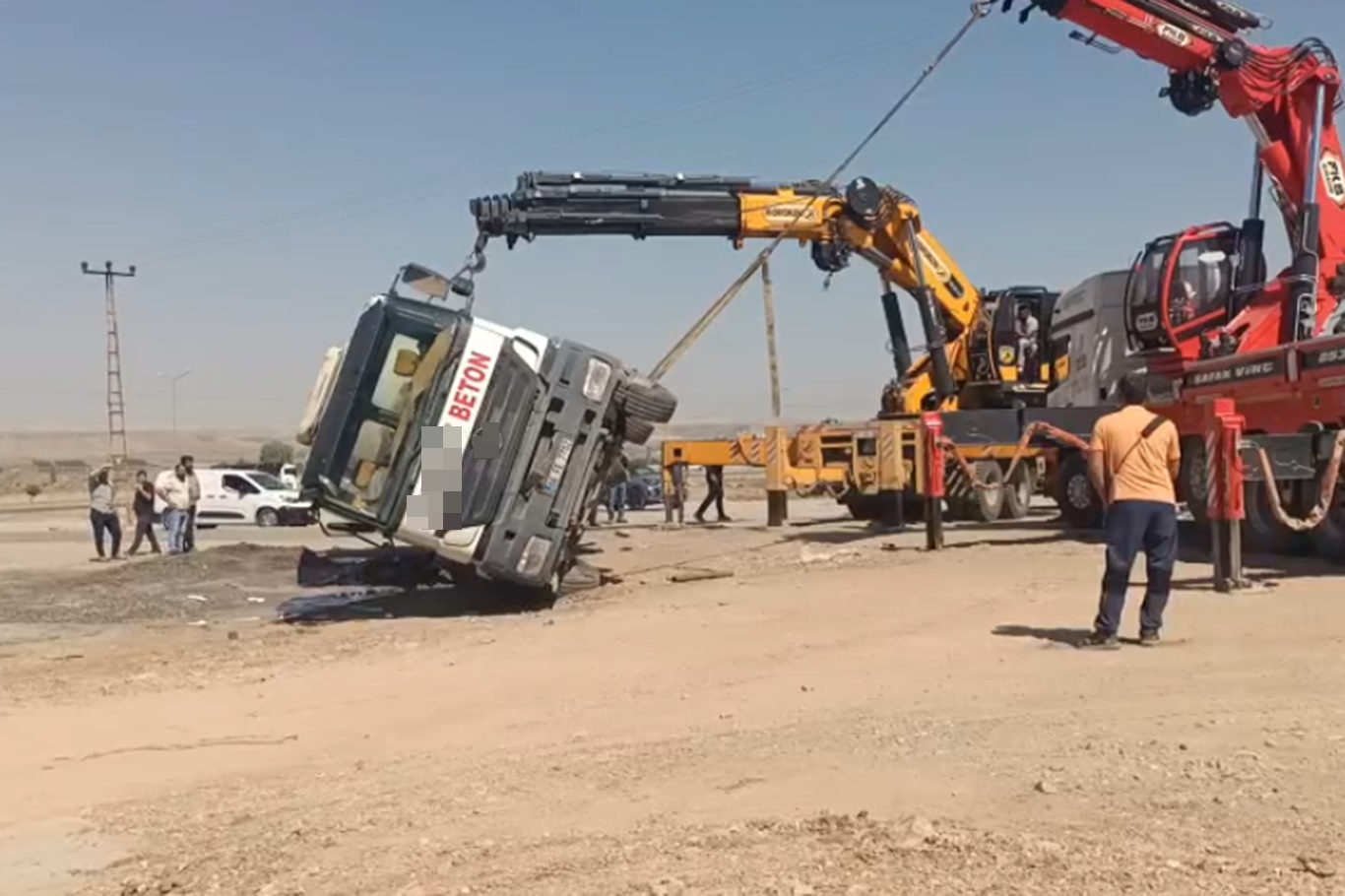 Batman'da beton mikseri devrildi