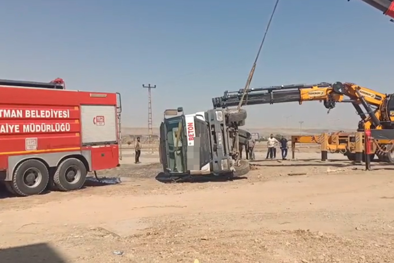 Batman'da kontrolden çıkan beton mikseri devrildi